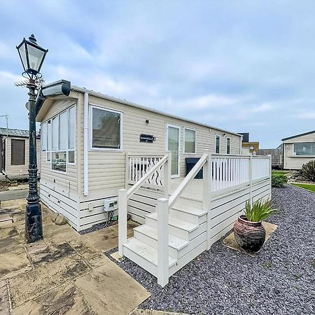 Lovely 6 Berth Caravan With Decking And Wifi In Kent, Ref 47017C Hotel Уитстейбъл Екстериор снимка