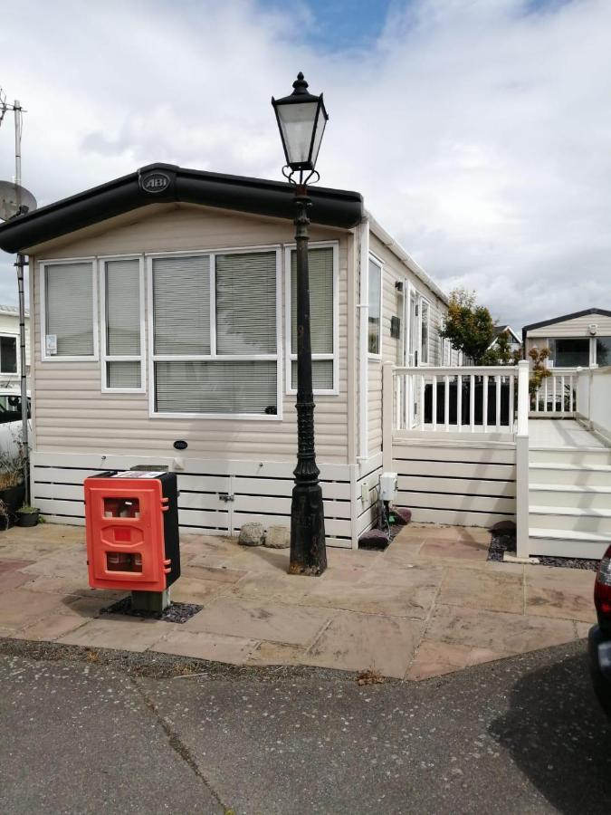 Lovely 6 Berth Caravan With Decking And Wifi In Kent, Ref 47017C Hotel Уитстейбъл Екстериор снимка