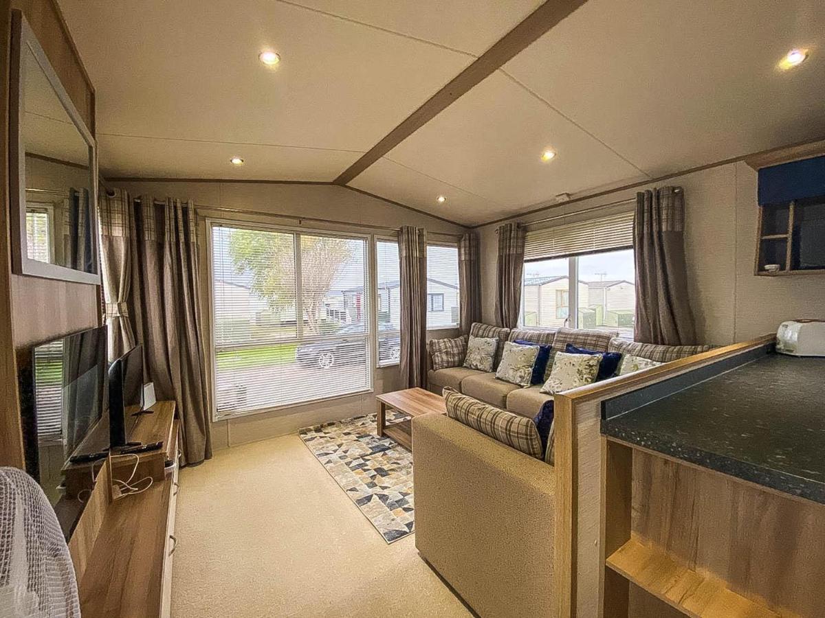 Lovely 6 Berth Caravan With Decking And Wifi In Kent, Ref 47017C Hotel Уитстейбъл Екстериор снимка