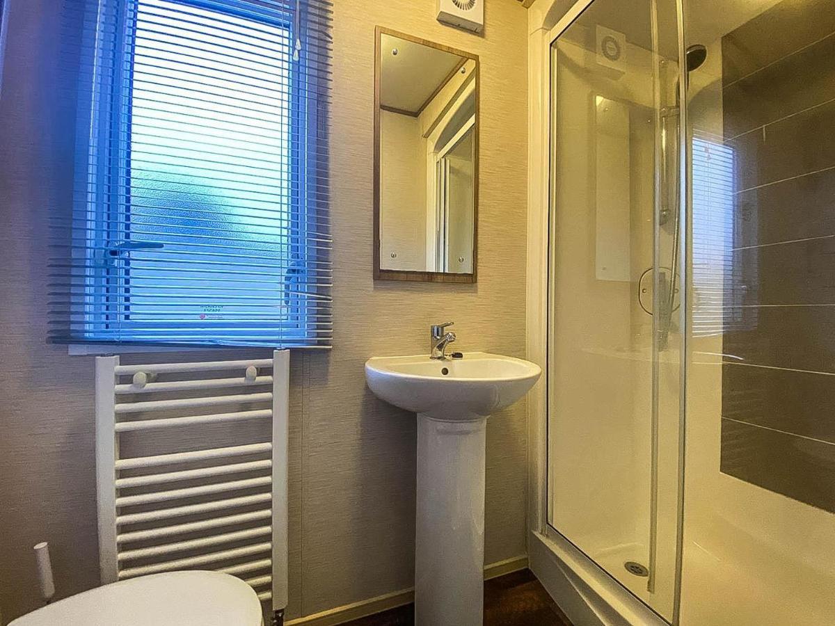Lovely 6 Berth Caravan With Decking And Wifi In Kent, Ref 47017C Hotel Уитстейбъл Екстериор снимка