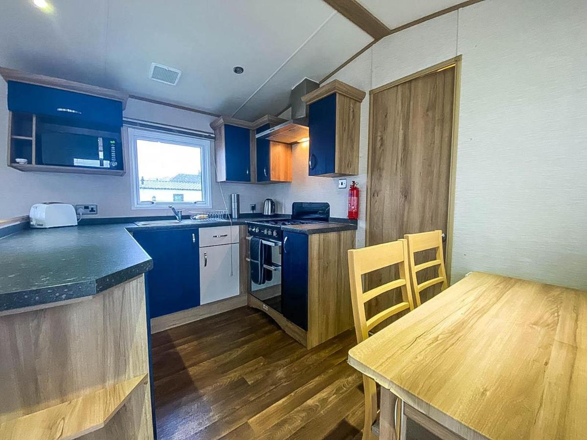 Lovely 6 Berth Caravan With Decking And Wifi In Kent, Ref 47017C Hotel Уитстейбъл Екстериор снимка