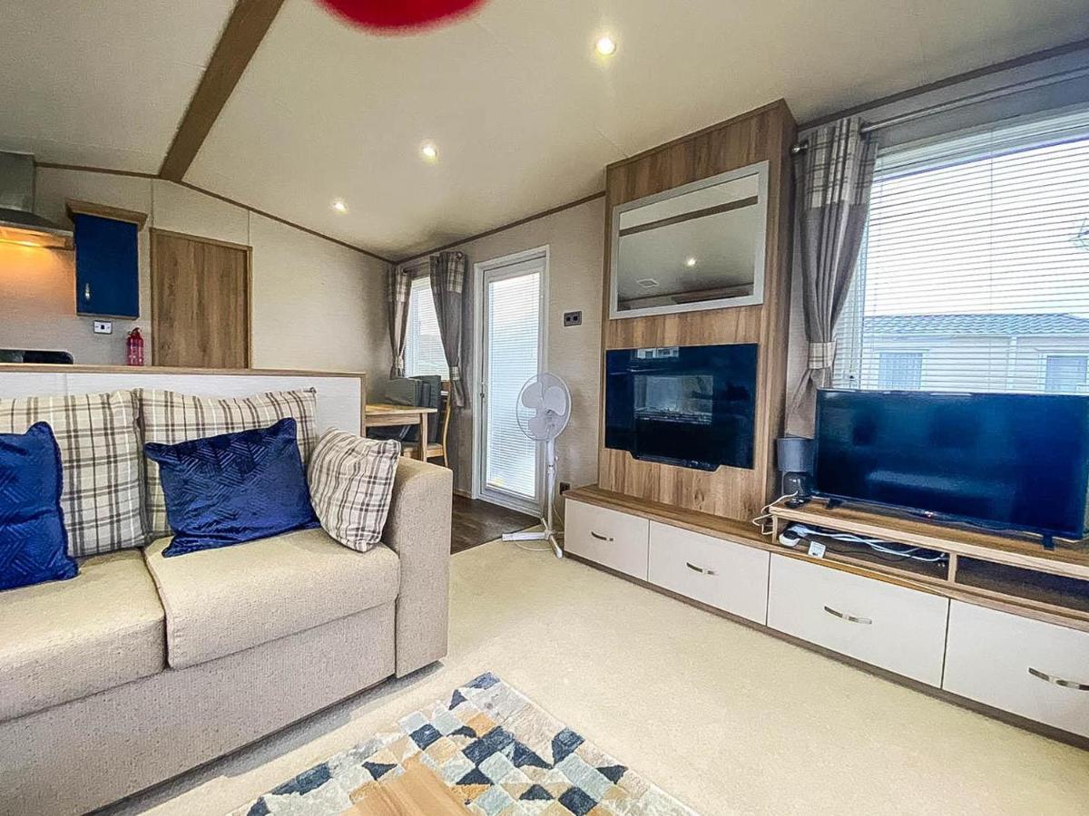 Lovely 6 Berth Caravan With Decking And Wifi In Kent, Ref 47017C Hotel Уитстейбъл Екстериор снимка