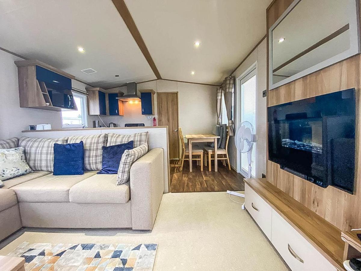 Lovely 6 Berth Caravan With Decking And Wifi In Kent, Ref 47017C Hotel Уитстейбъл Екстериор снимка