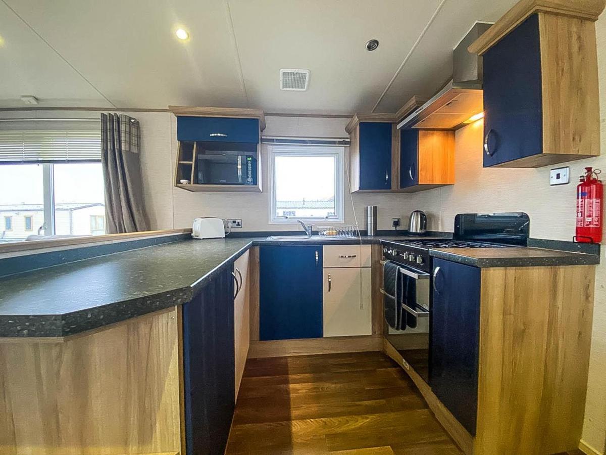 Lovely 6 Berth Caravan With Decking And Wifi In Kent, Ref 47017C Hotel Уитстейбъл Екстериор снимка