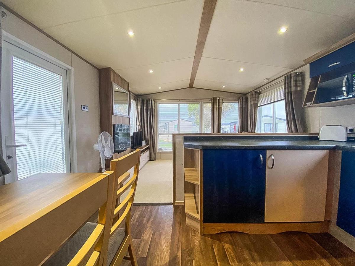 Lovely 6 Berth Caravan With Decking And Wifi In Kent, Ref 47017C Hotel Уитстейбъл Екстериор снимка