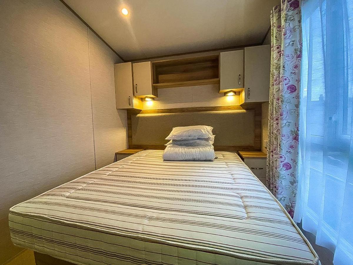 Lovely 6 Berth Caravan With Decking And Wifi In Kent, Ref 47017C Hotel Уитстейбъл Екстериор снимка