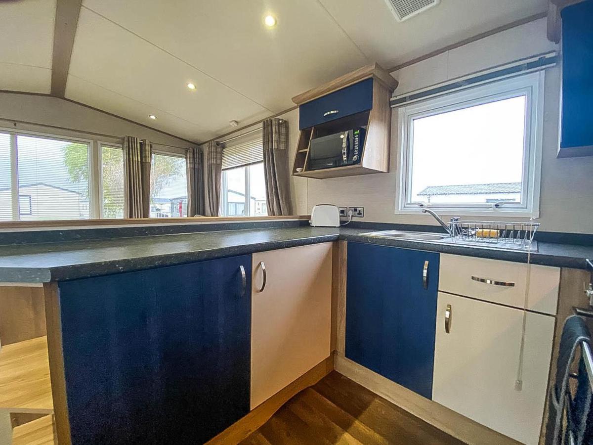 Lovely 6 Berth Caravan With Decking And Wifi In Kent, Ref 47017C Hotel Уитстейбъл Екстериор снимка
