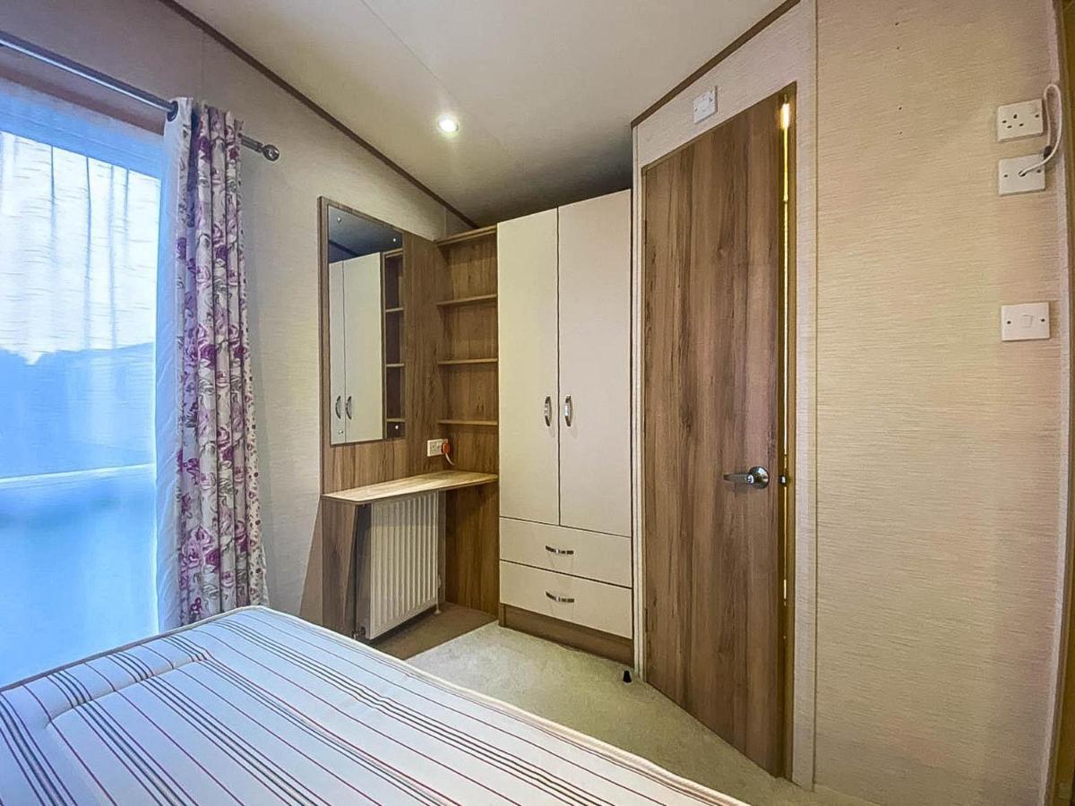 Lovely 6 Berth Caravan With Decking And Wifi In Kent, Ref 47017C Hotel Уитстейбъл Екстериор снимка