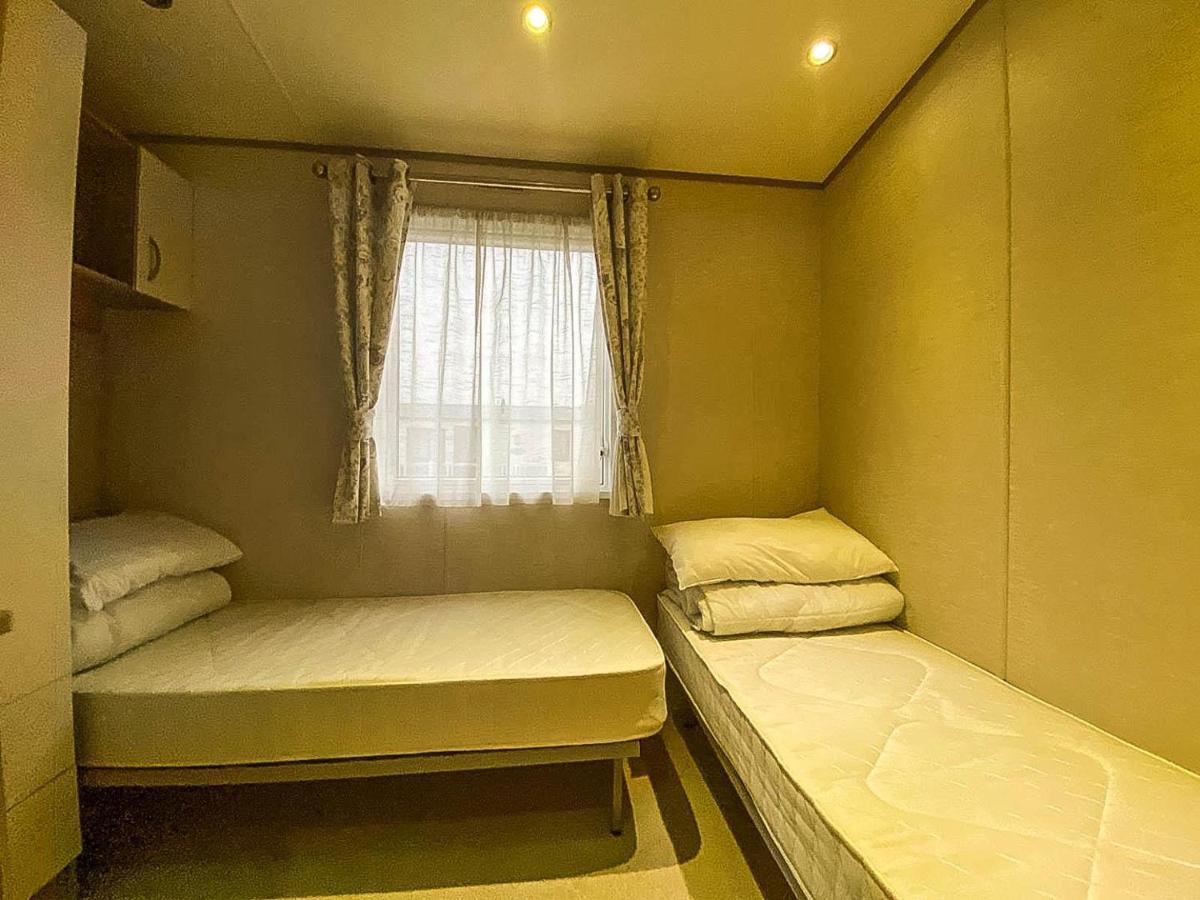Lovely 6 Berth Caravan With Decking And Wifi In Kent, Ref 47017C Hotel Уитстейбъл Екстериор снимка