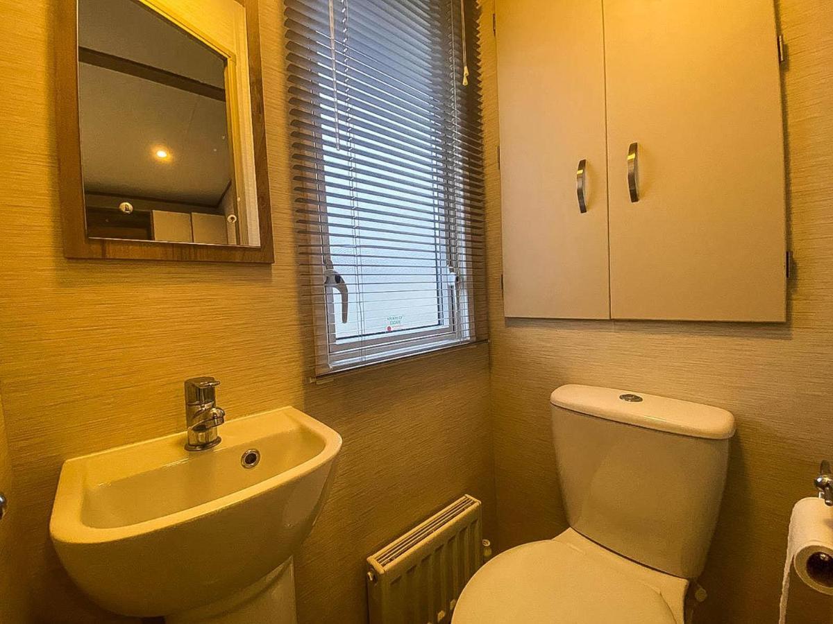 Lovely 6 Berth Caravan With Decking And Wifi In Kent, Ref 47017C Hotel Уитстейбъл Екстериор снимка