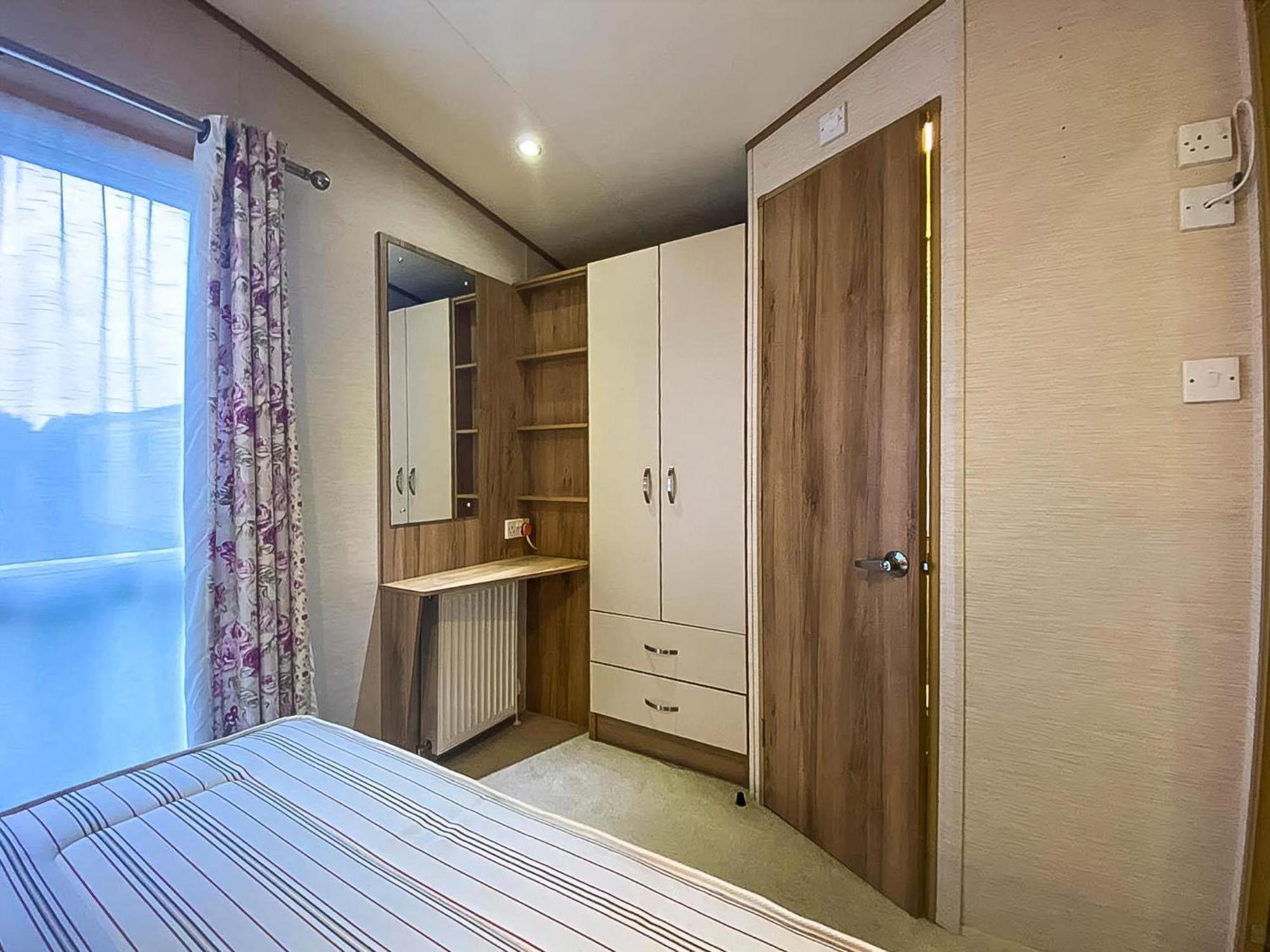 Lovely 6 Berth Caravan With Decking And Wifi In Kent, Ref 47017C Hotel Уитстейбъл Екстериор снимка
