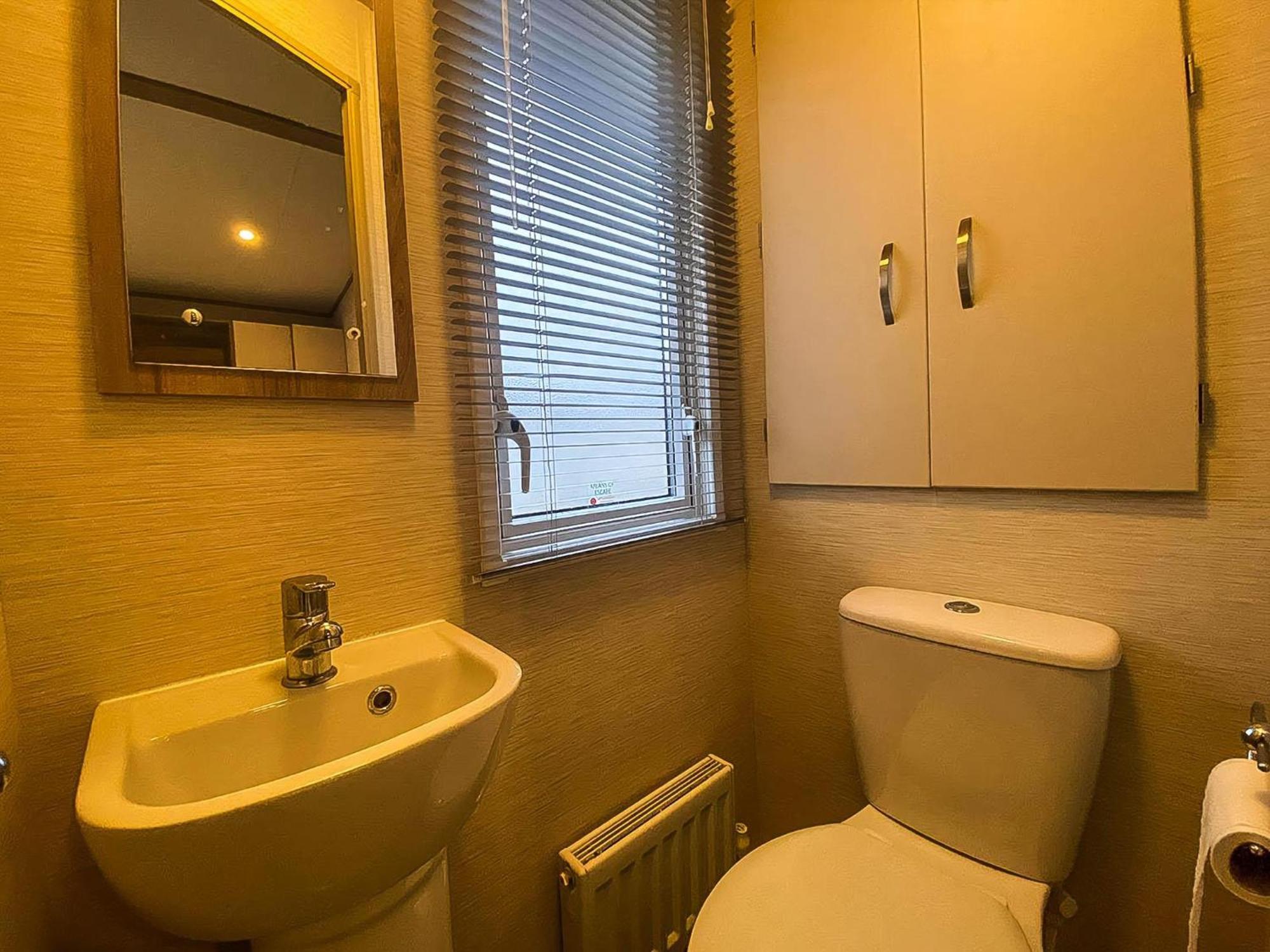 Lovely 6 Berth Caravan With Decking And Wifi In Kent, Ref 47017C Hotel Уитстейбъл Екстериор снимка