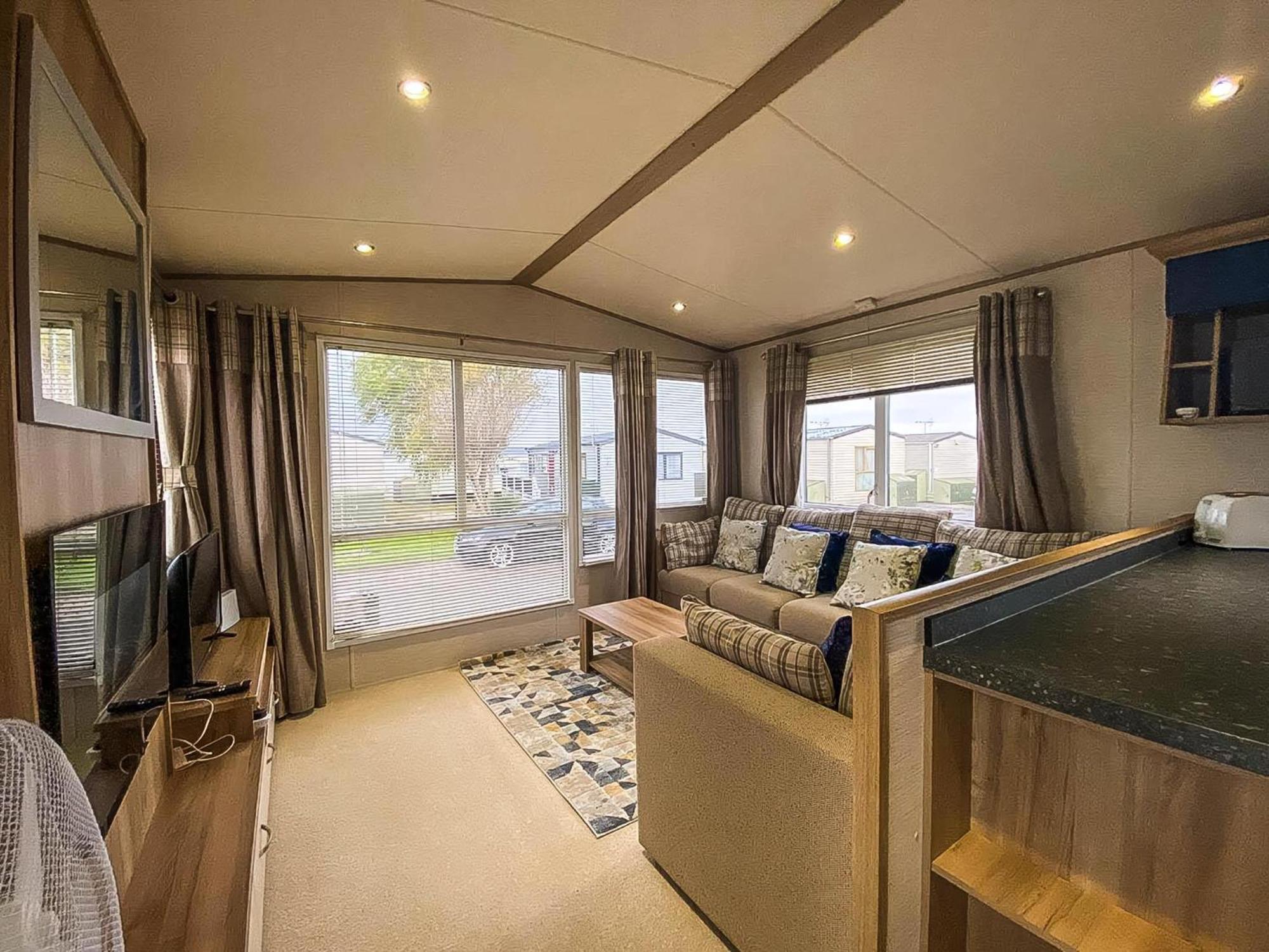 Lovely 6 Berth Caravan With Decking And Wifi In Kent, Ref 47017C Hotel Уитстейбъл Екстериор снимка