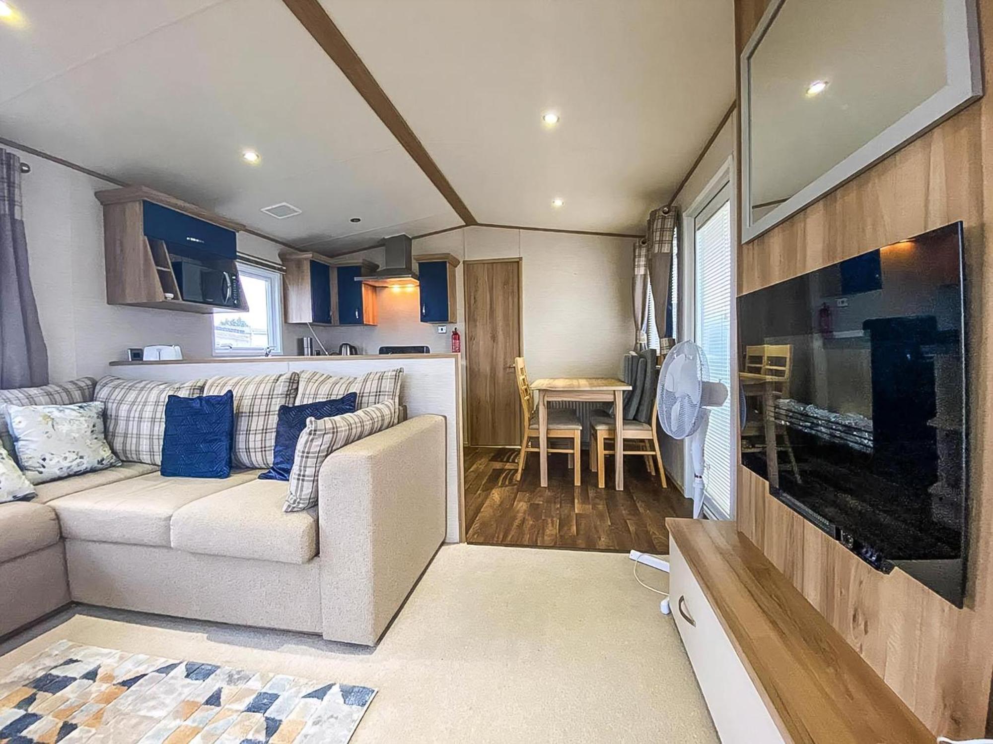 Lovely 6 Berth Caravan With Decking And Wifi In Kent, Ref 47017C Hotel Уитстейбъл Екстериор снимка
