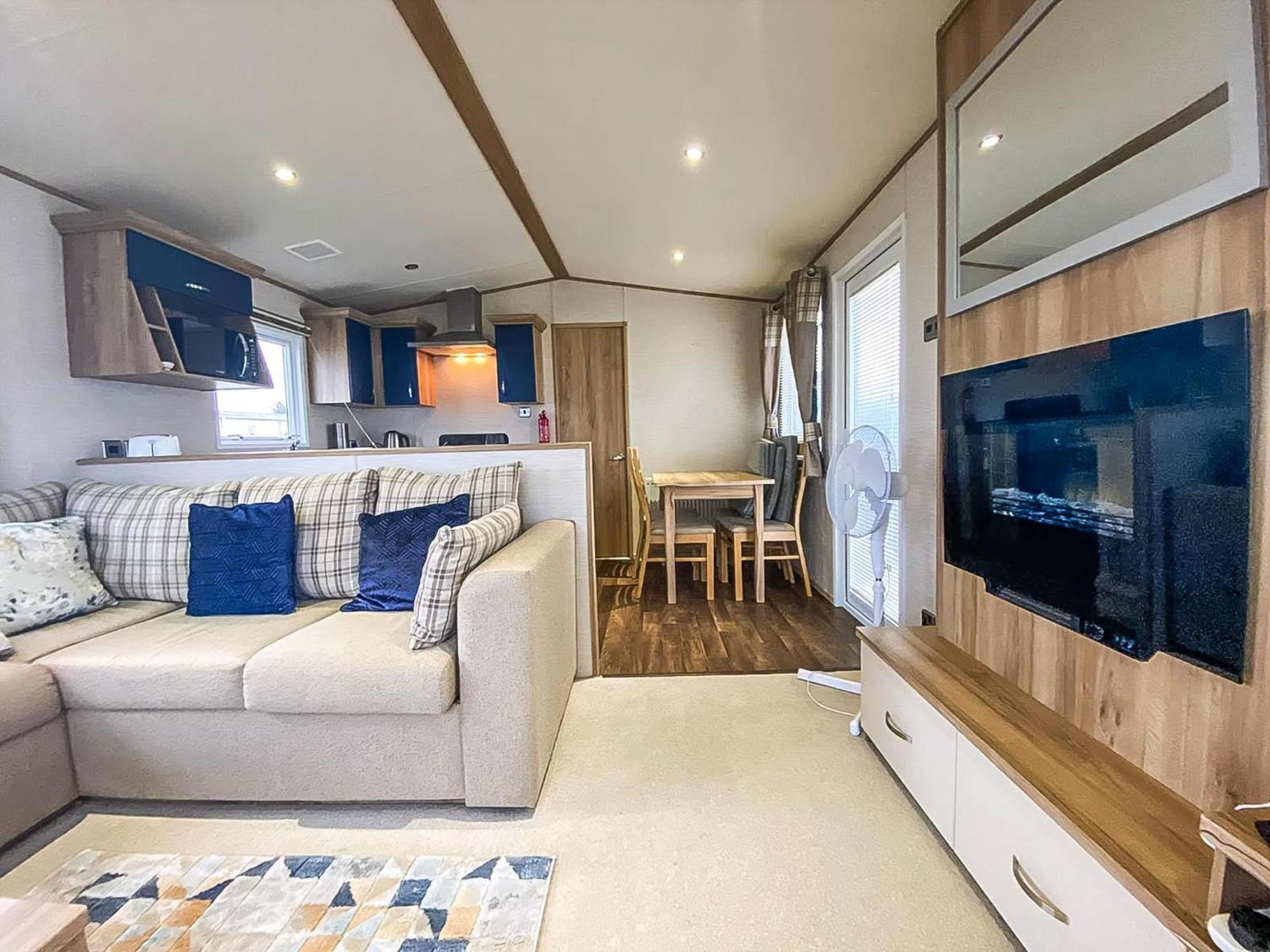 Lovely 6 Berth Caravan With Decking And Wifi In Kent, Ref 47017C Hotel Уитстейбъл Екстериор снимка