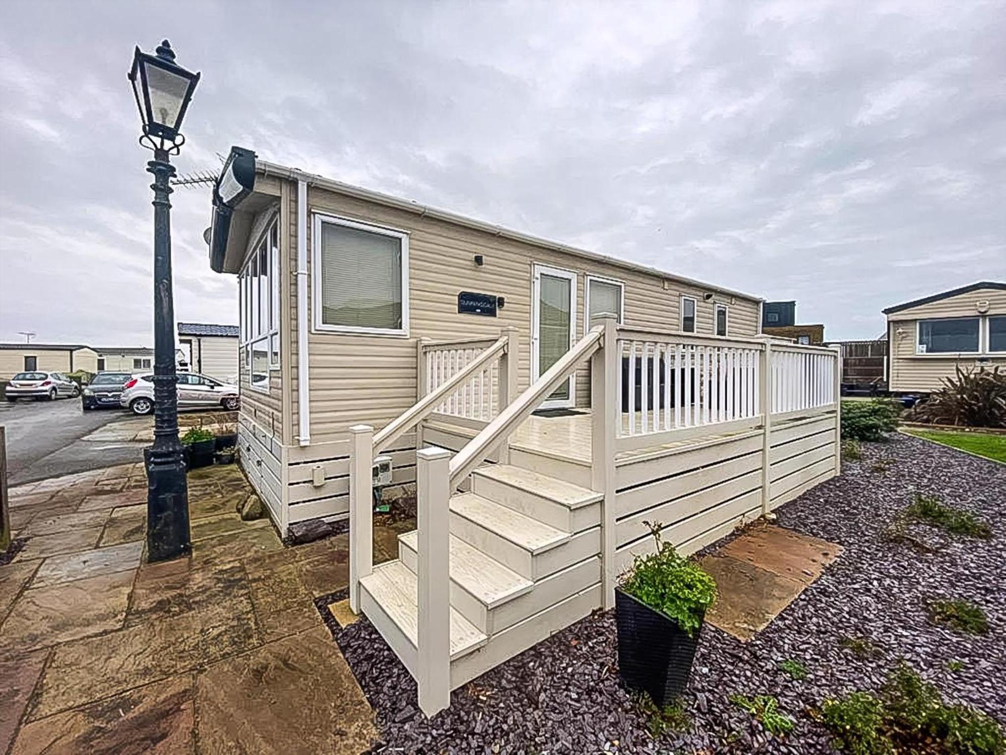 Lovely 6 Berth Caravan With Decking And Wifi In Kent, Ref 47017C Hotel Уитстейбъл Екстериор снимка
