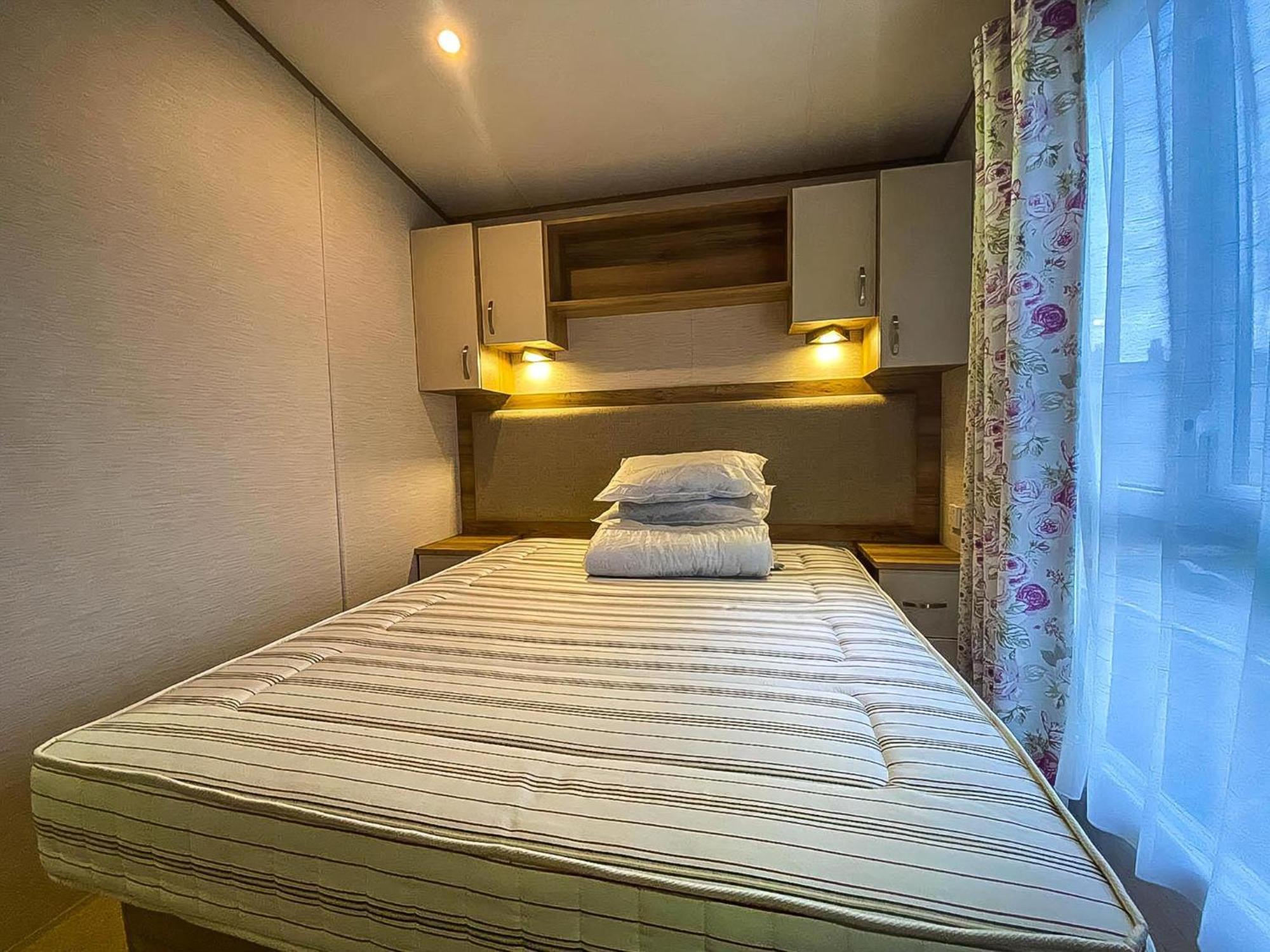 Lovely 6 Berth Caravan With Decking And Wifi In Kent, Ref 47017C Hotel Уитстейбъл Екстериор снимка