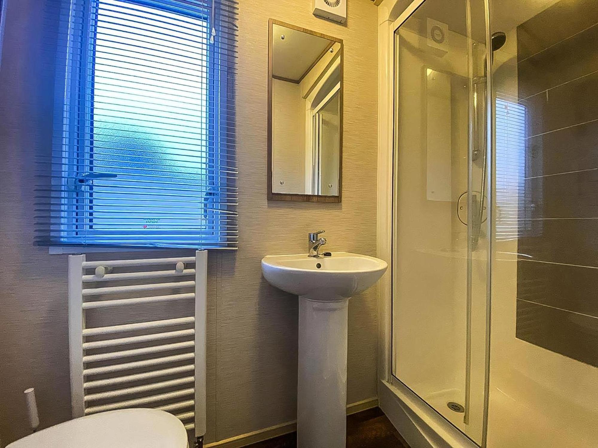 Lovely 6 Berth Caravan With Decking And Wifi In Kent, Ref 47017C Hotel Уитстейбъл Екстериор снимка