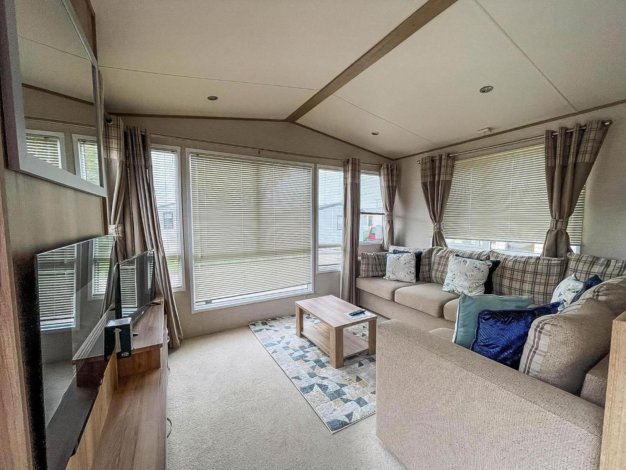 Lovely 6 Berth Caravan With Decking And Wifi In Kent, Ref 47017C Hotel Уитстейбъл Екстериор снимка