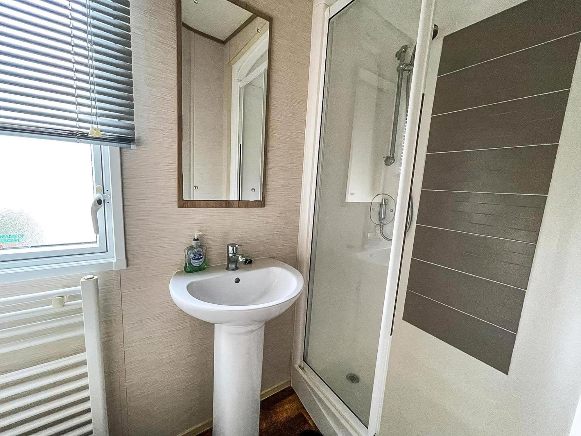 Lovely 6 Berth Caravan With Decking And Wifi In Kent, Ref 47017C Hotel Уитстейбъл Екстериор снимка