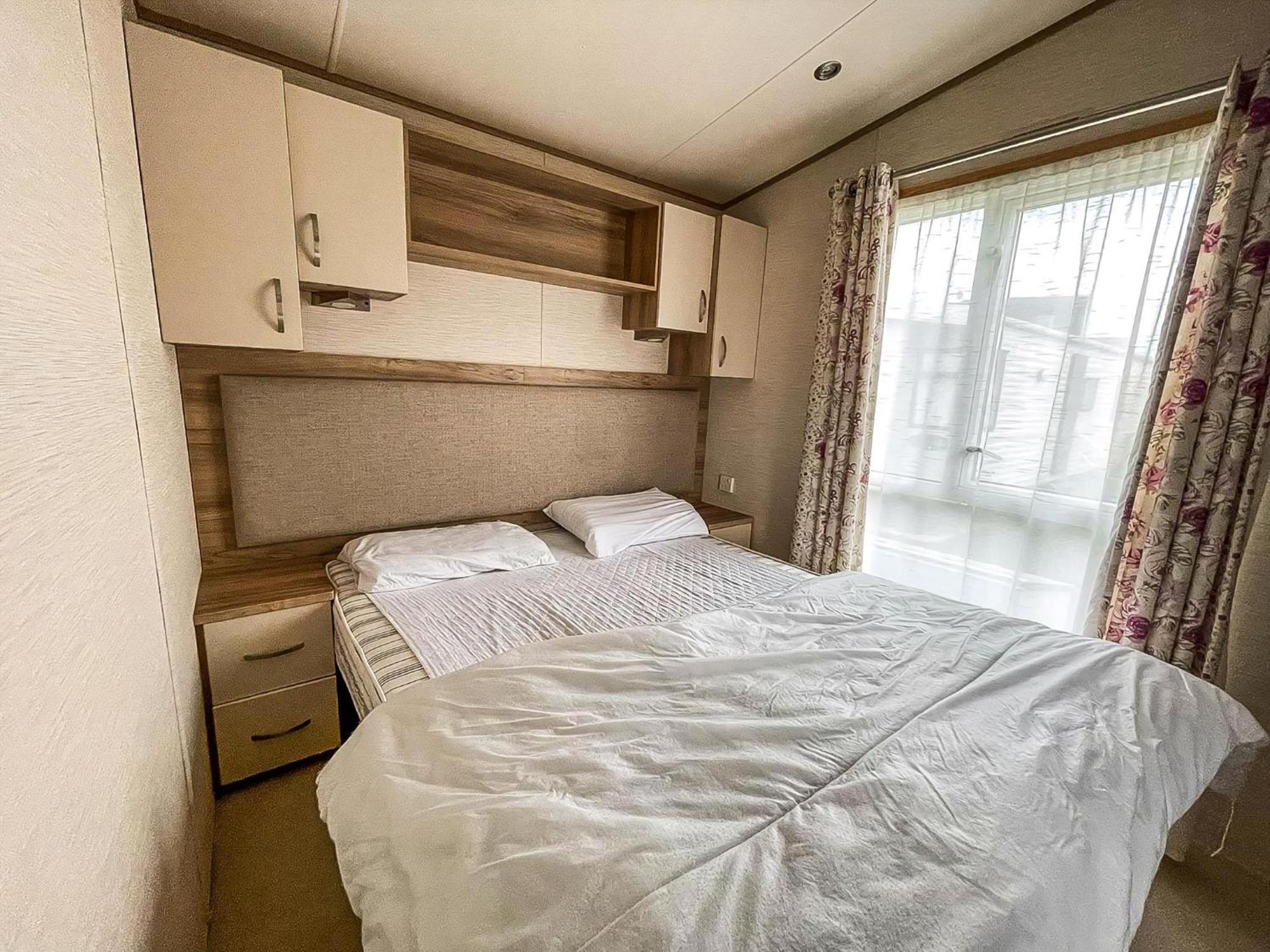 Lovely 6 Berth Caravan With Decking And Wifi In Kent, Ref 47017C Hotel Уитстейбъл Екстериор снимка