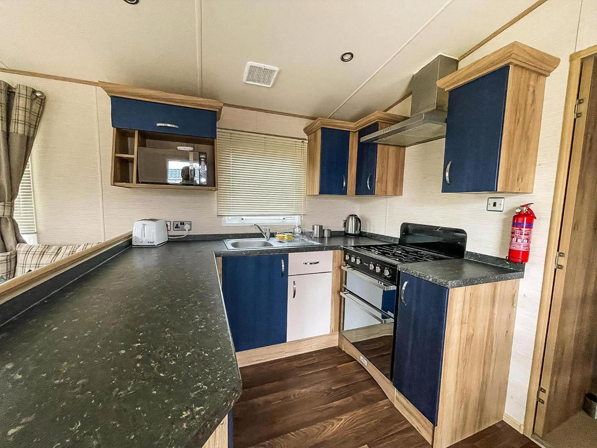 Lovely 6 Berth Caravan With Decking And Wifi In Kent, Ref 47017C Hotel Уитстейбъл Екстериор снимка